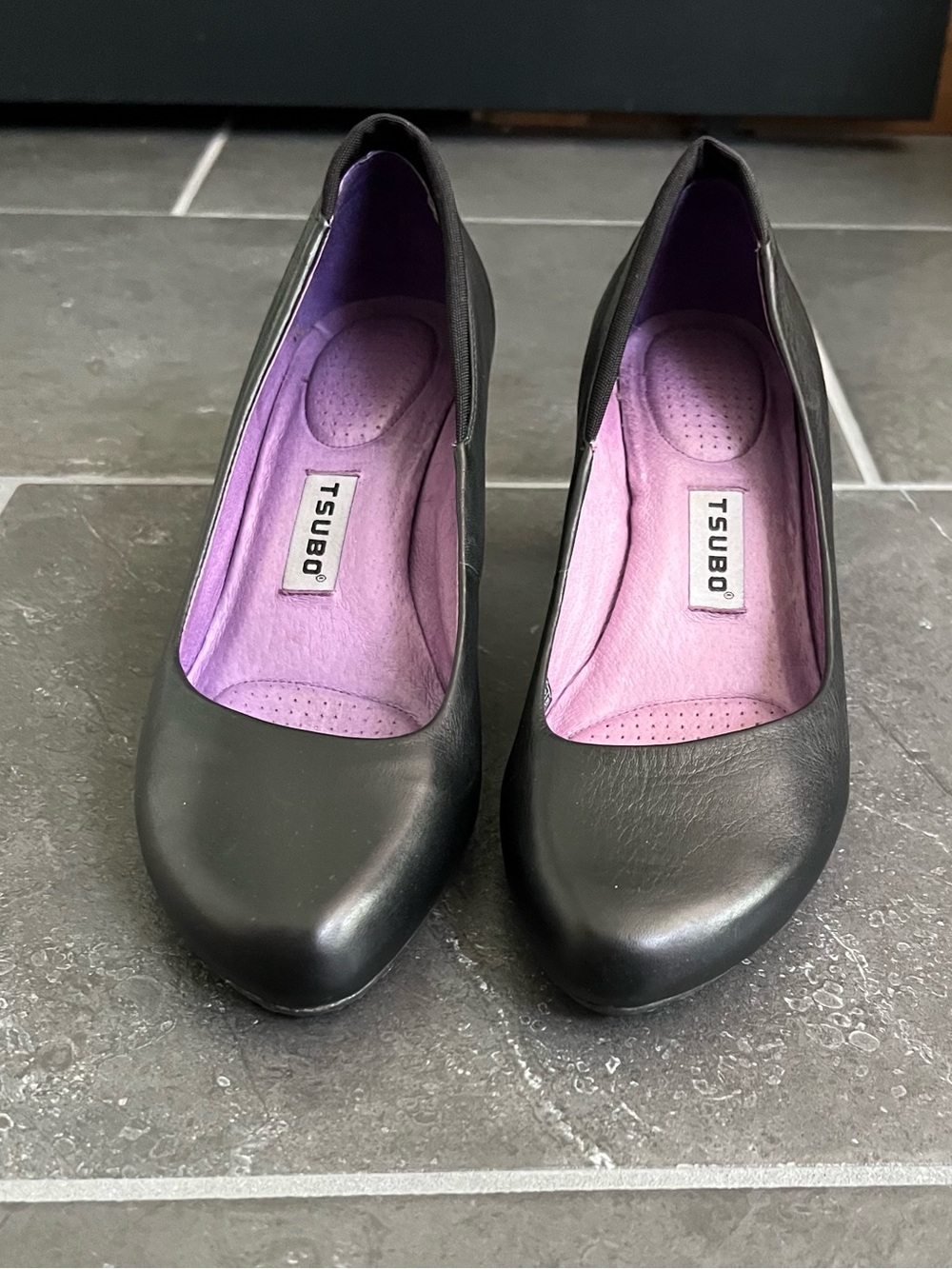 Tsubo Women's Black Pump with Purple Insole Size 7